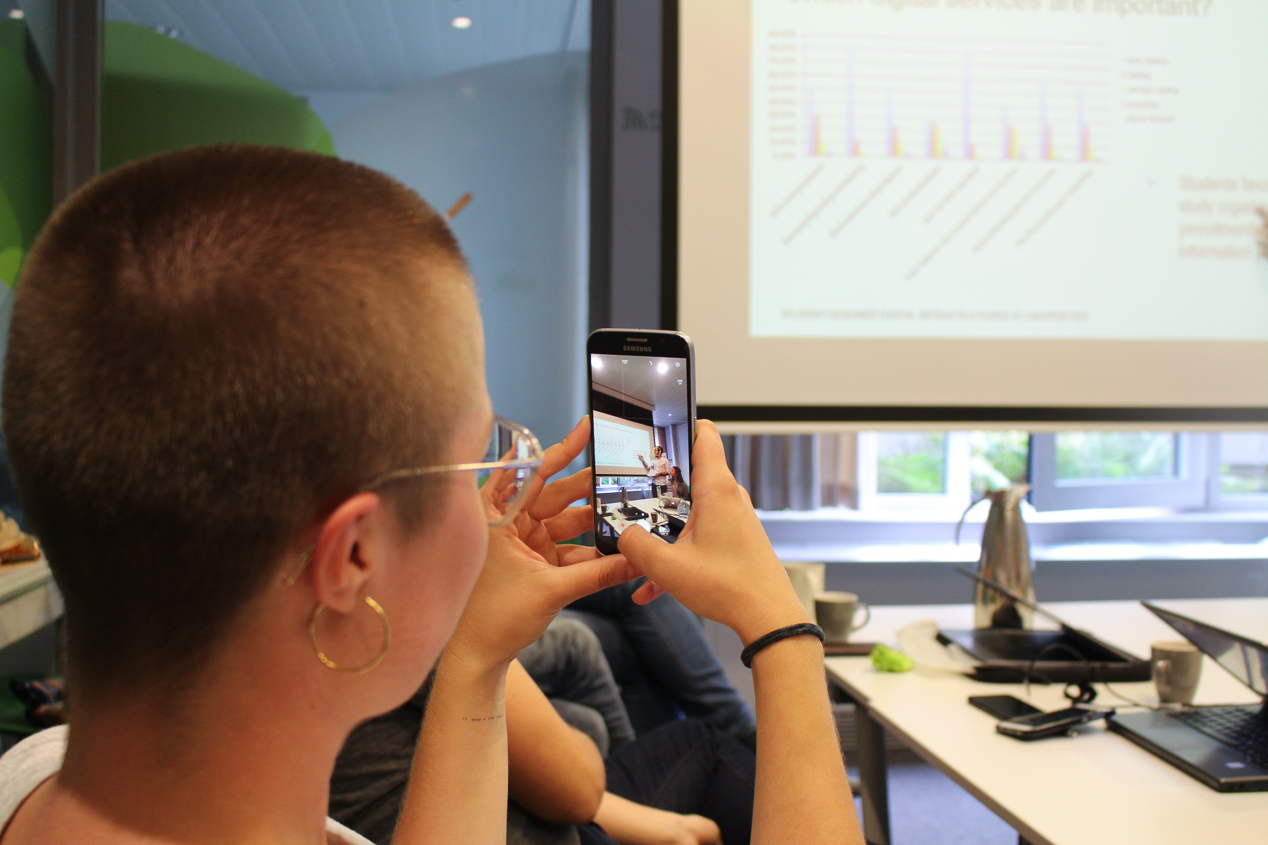 Digital Natives bei der Arbeit.