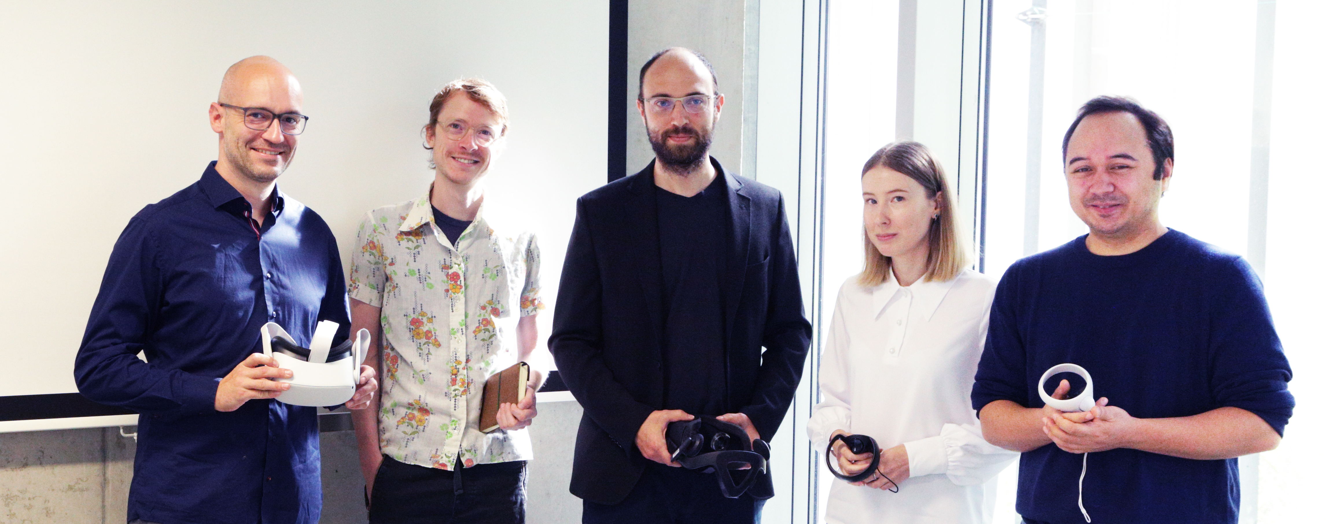 Menschen mit VR Brillen in der Hand
