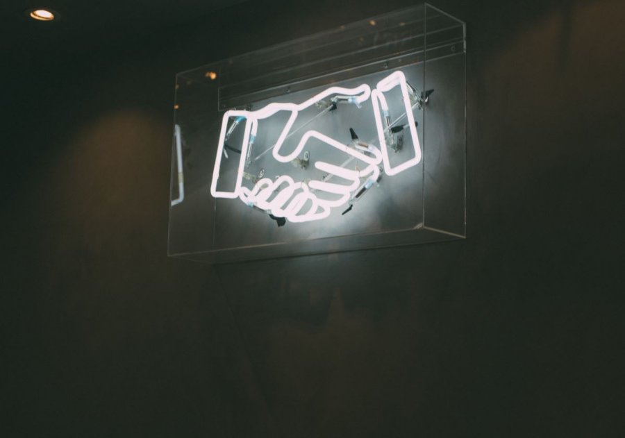 Leuchtröhren in Form eins Handshakes