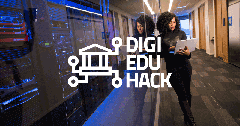 #DigiEduHack 2020 - eine Frau mit Laptop lehnt gegen eine Wand.