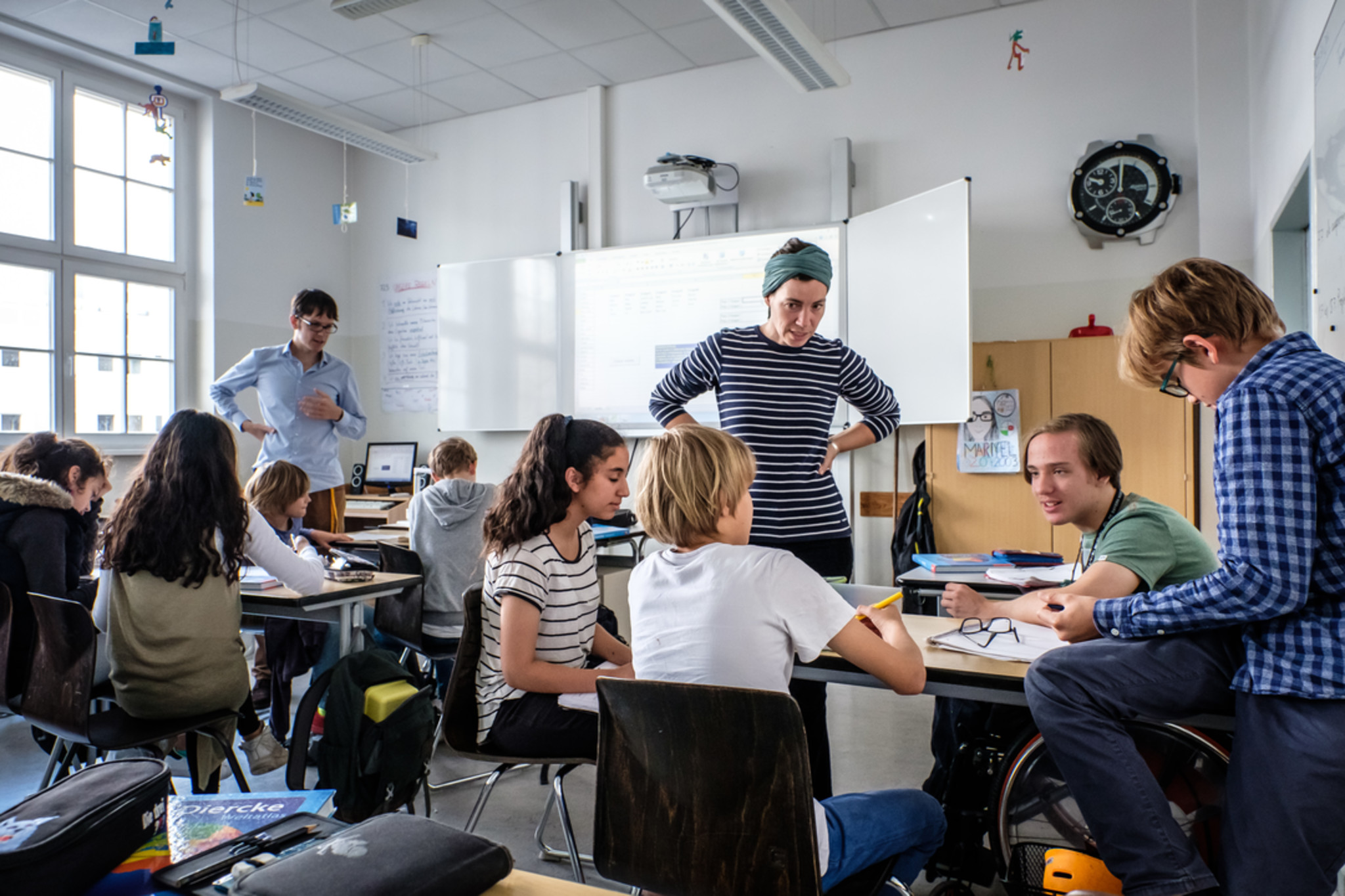 Klassenzimmer mit Kindern und Lehrenden