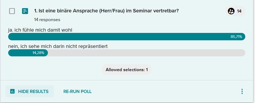 Binäre Ansprache Umfrage Vevox Die Frage „Ist eine binäre Ansprache im Seminar vertretbar?“ mit den Antwortoptionen „ja, ich fühle mich damit wohl“ oder „nein, ich sehe mich darin nicht repräsentiert“.