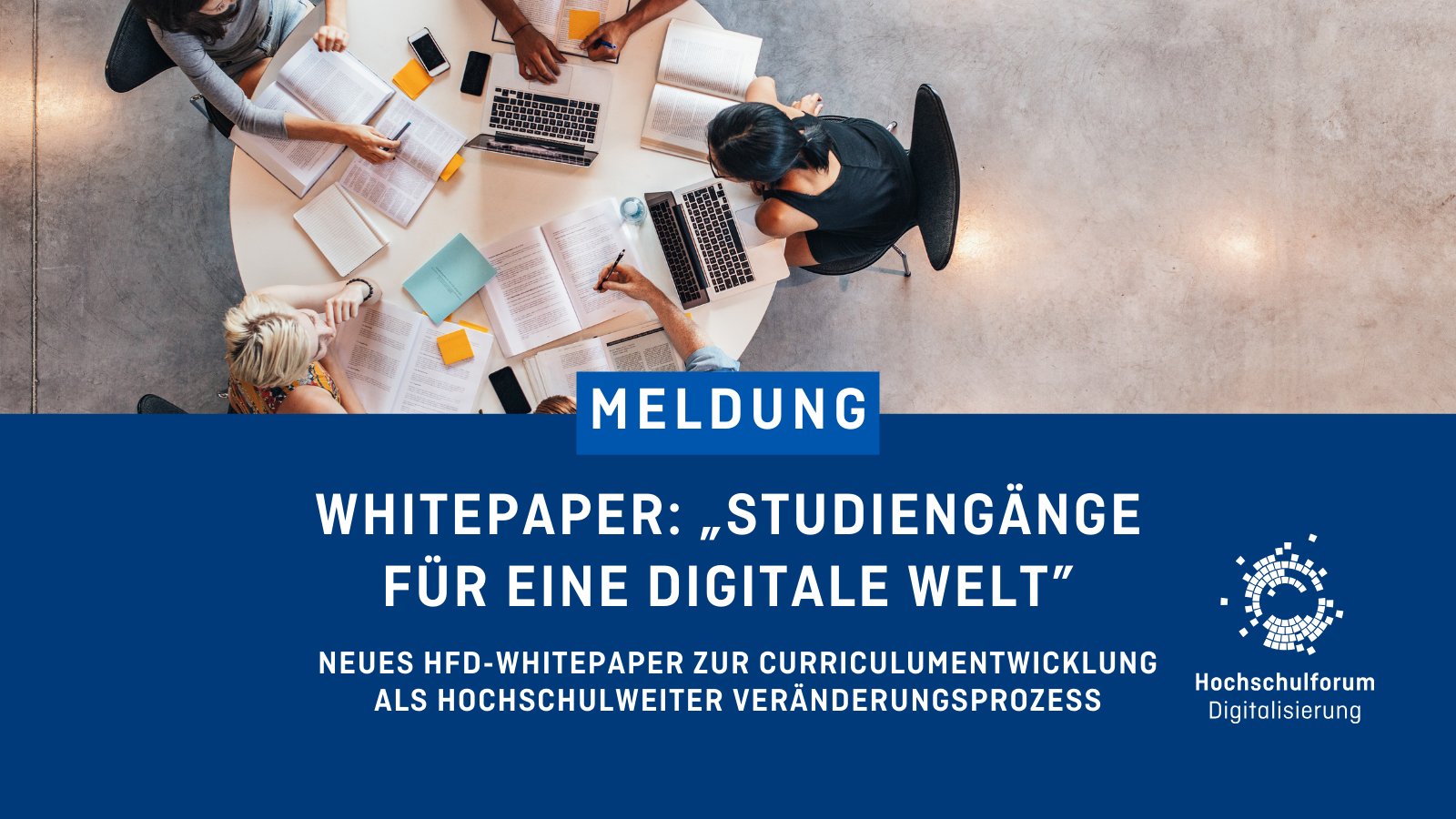 In der oberen Bildhälfte sind lernende Personen an einem runden Tisch zu sehen. Titel der Meldung: "WHITEPAPER: "STUDIENGÄNGE FÜR EINE DIGITALE WELT". Untertitel: "Neues HFD-Whitepaper zur Curriculumentwicklung als hochschulweiter Veränderungsprozess". Logo rechts unten Hochschulforum Digitalisierung.