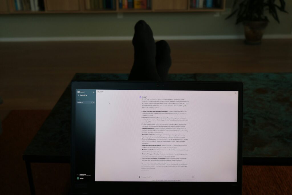 jacob-mindak-ugkxpq87qOk-unsplash Auf einem Laptop wird die Webseite von ChatGPT angezeigt.