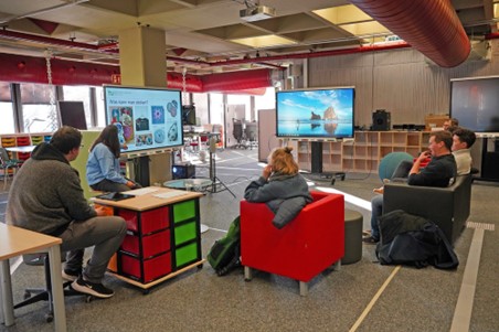 Abb. 5: Einführung zu Beginn des Workshops Stickmaschine. (M. Radke/HyLeC, TU Dortmund)