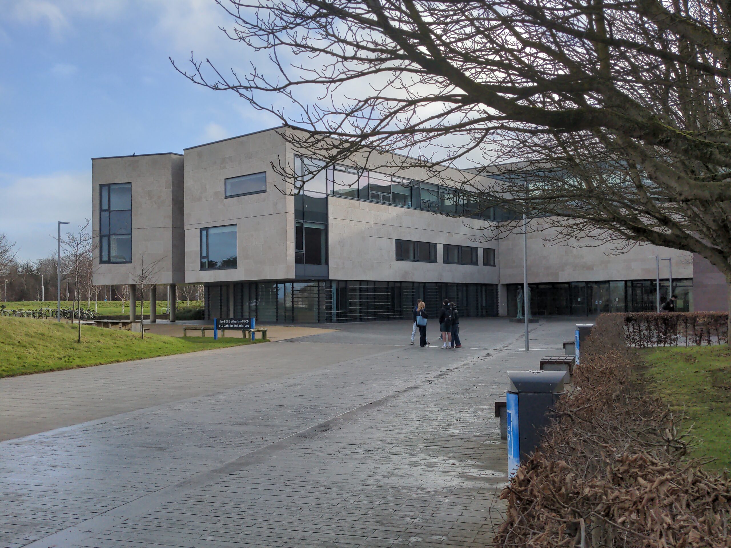 Yaw:132.47668,Pitch:1.8552016126195376,Roll:-0.09992065106757764 Campus University College Dublin