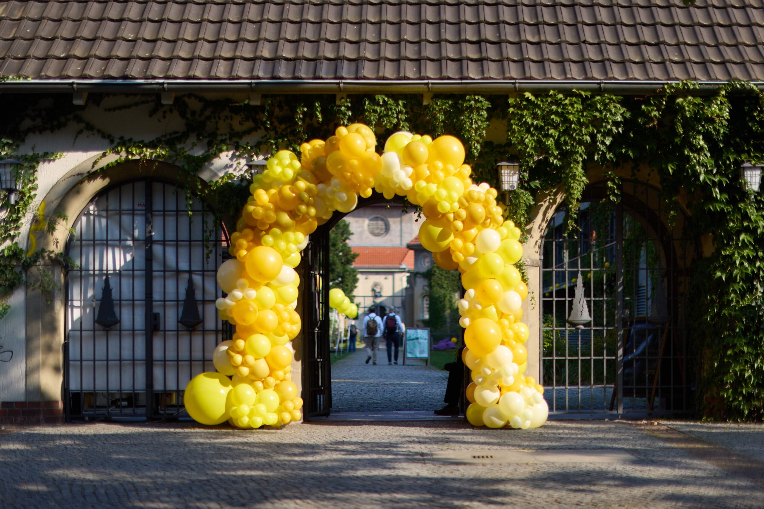 Luftballons im Garten des silent green