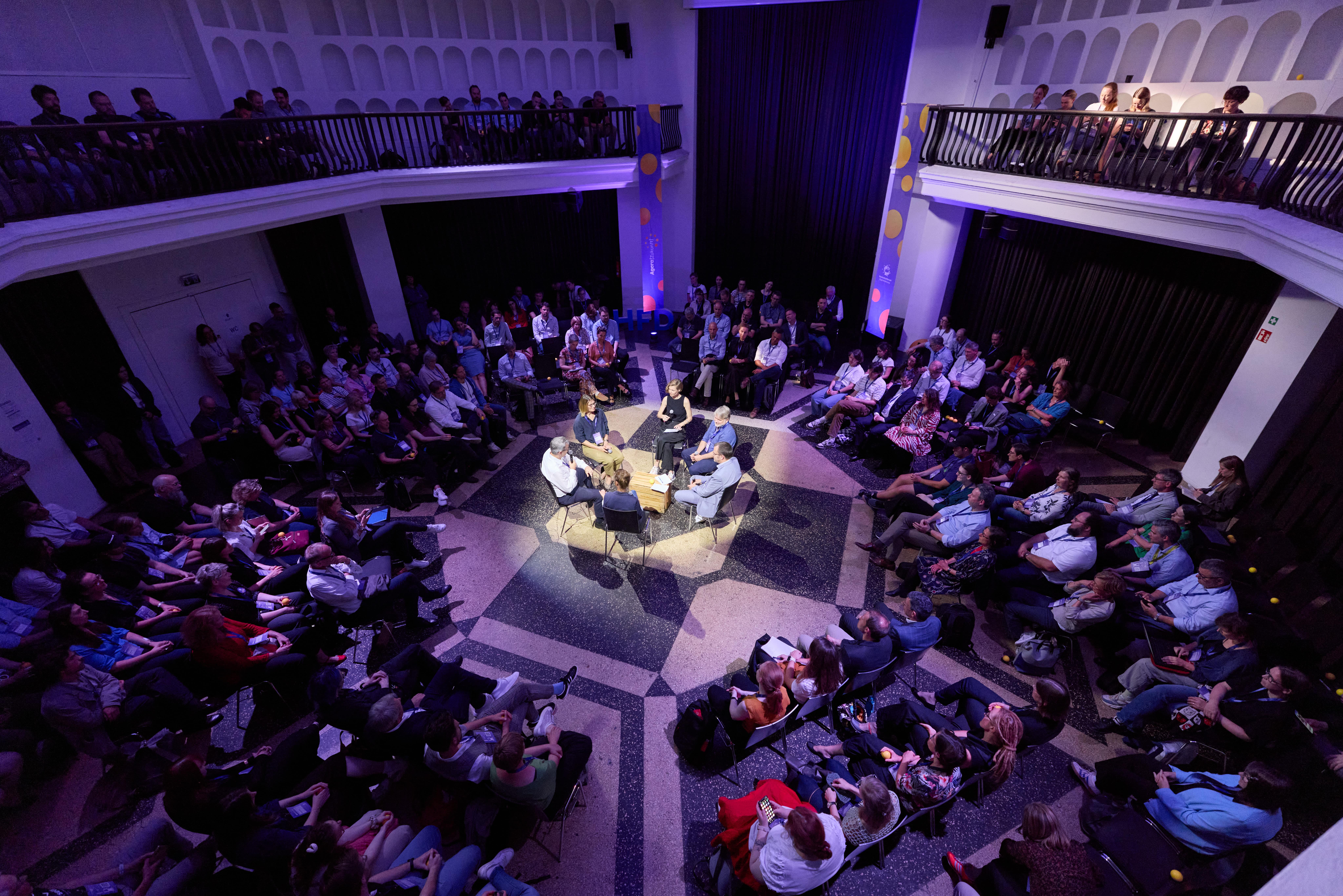 Fish Bowl Diskussion im Plenum von oben