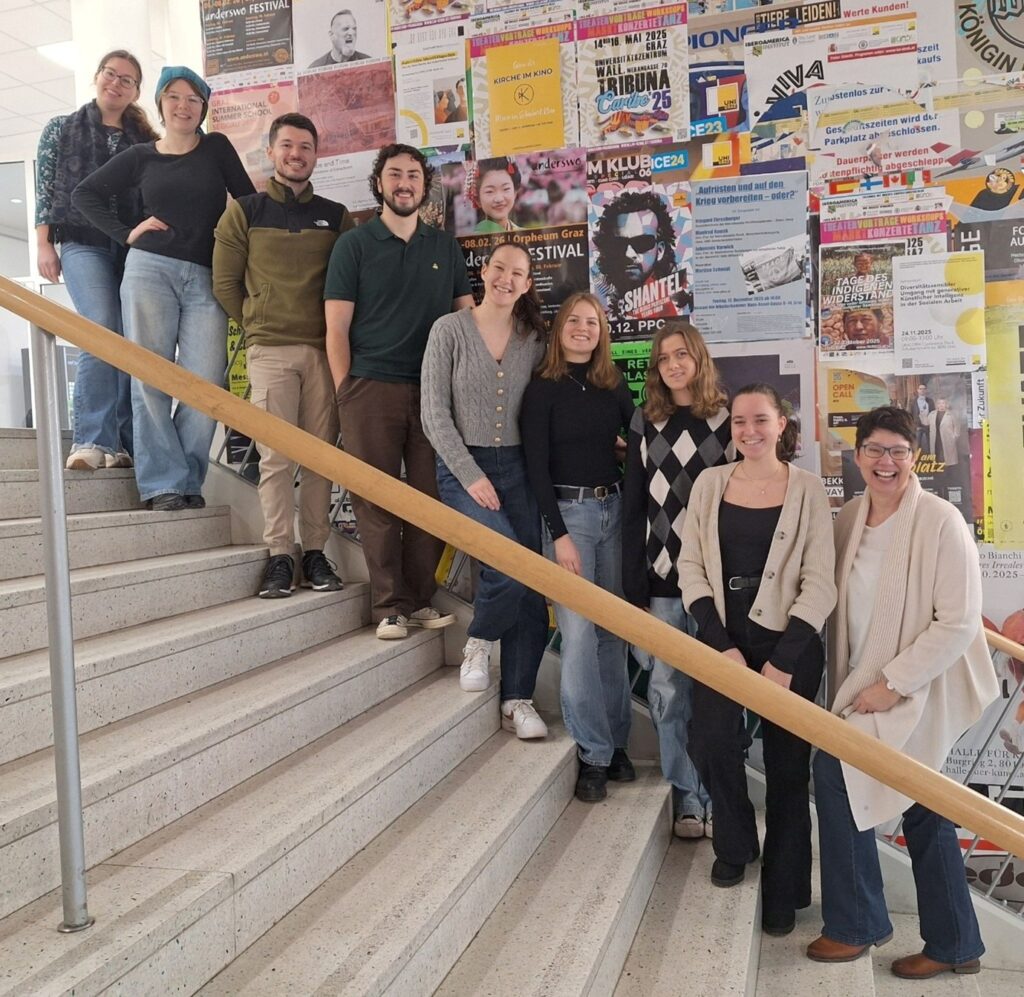 Die acht Studierenden der Lehrveranstaltung „Deutsch: Intralinguale Textarbeit 2“ mit Eva Seidl rechts außen. Von links nach rechts: Fanni Takács, Philippa Dugan, Salim Redžepi, Henry Mehlberg, Katharina Untermoser, Bettina Kerekes, Eva Bernsteiner, Lena Rosenberger.
