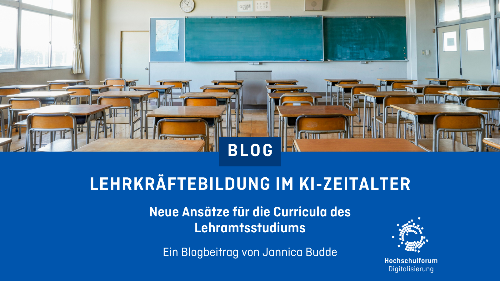 Schulklassenzimmer mit leeren Stühlen und einer blanken grünen Tafel.