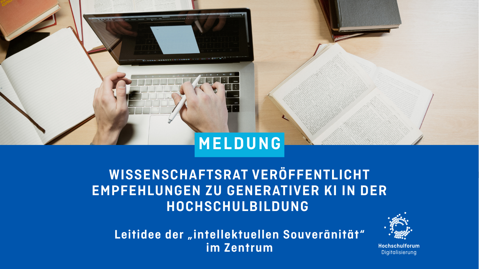 Ein aufgeklappter Laptop, ringsherum offene Bücher in einer chaotischen Anordnung. Es sind zwei Hände zu sehen, die auf dem Laptop tippen.