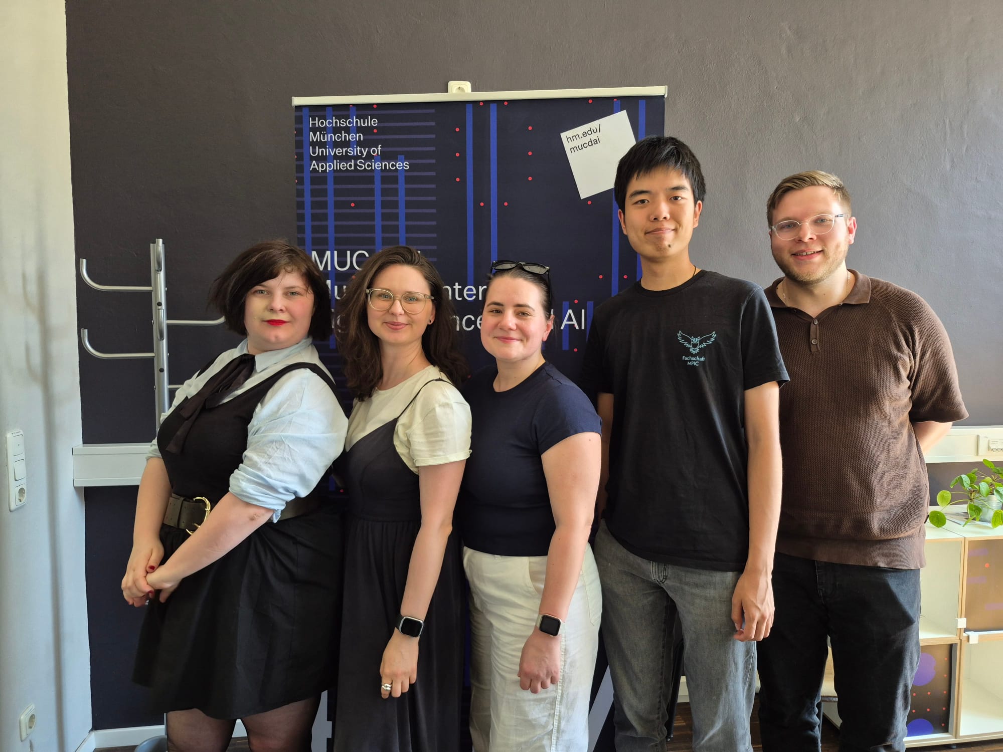001 Auf diesem Bild sind die DCMs des Thementracks AI mit ihrer Mentorin in der Hochschule München zu sehen.
