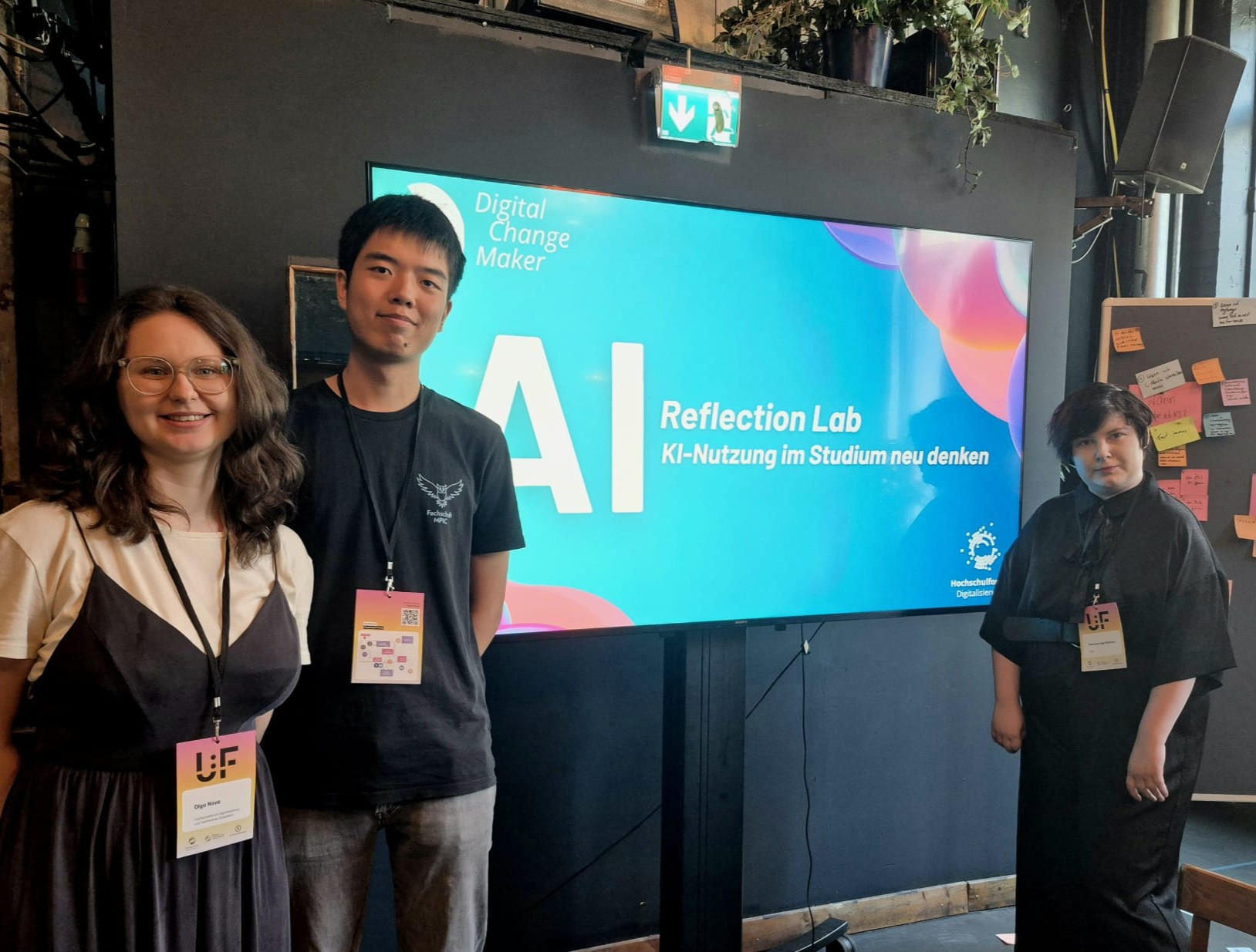 002 Auf diesem Bild sind die DCMs des Thementracks AI bei ihrem Workshop "AI Reflection Lab" zu sehen.