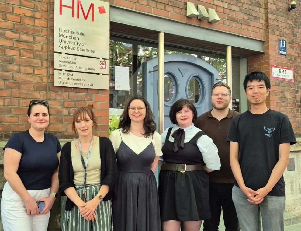 009 Auf diesem Bild sind die DCMs des Thementracks AI mit ihrer Mentorin und ihrer Themenpatin vor der Hochschule München zu sehen.