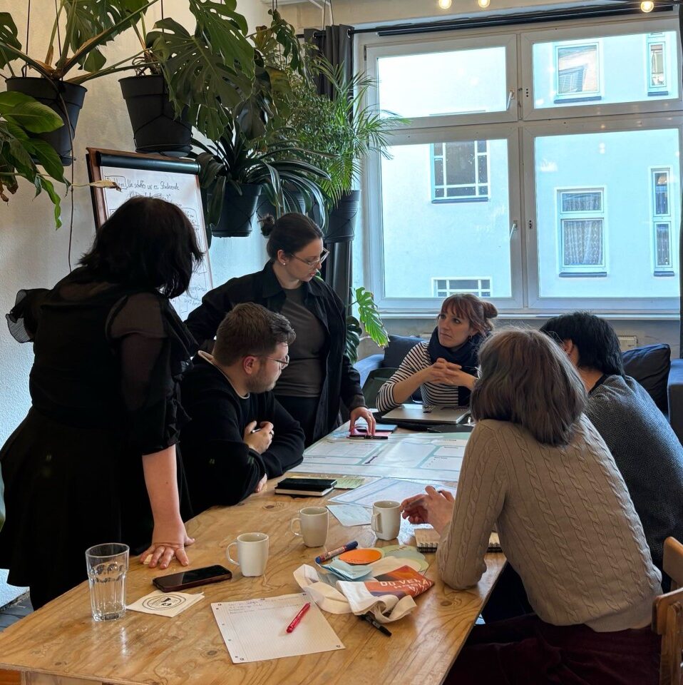 image_20260305_09525799b1bb9c-bb31-4f5c-9cc1-964663b3e21e Auf diesem Bild sieht man die DCMs des AI Tracks bei der Spring School im Februar in Berlin.